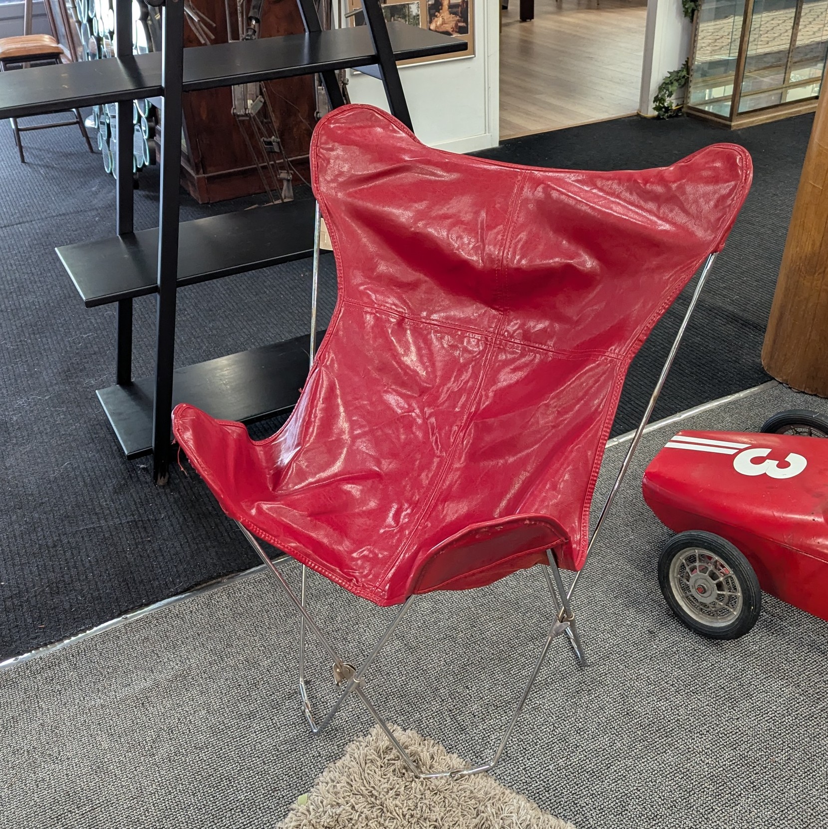 FAUTEUIL PAPILLON SIMILI CUIR ROUGE ANNEES 70