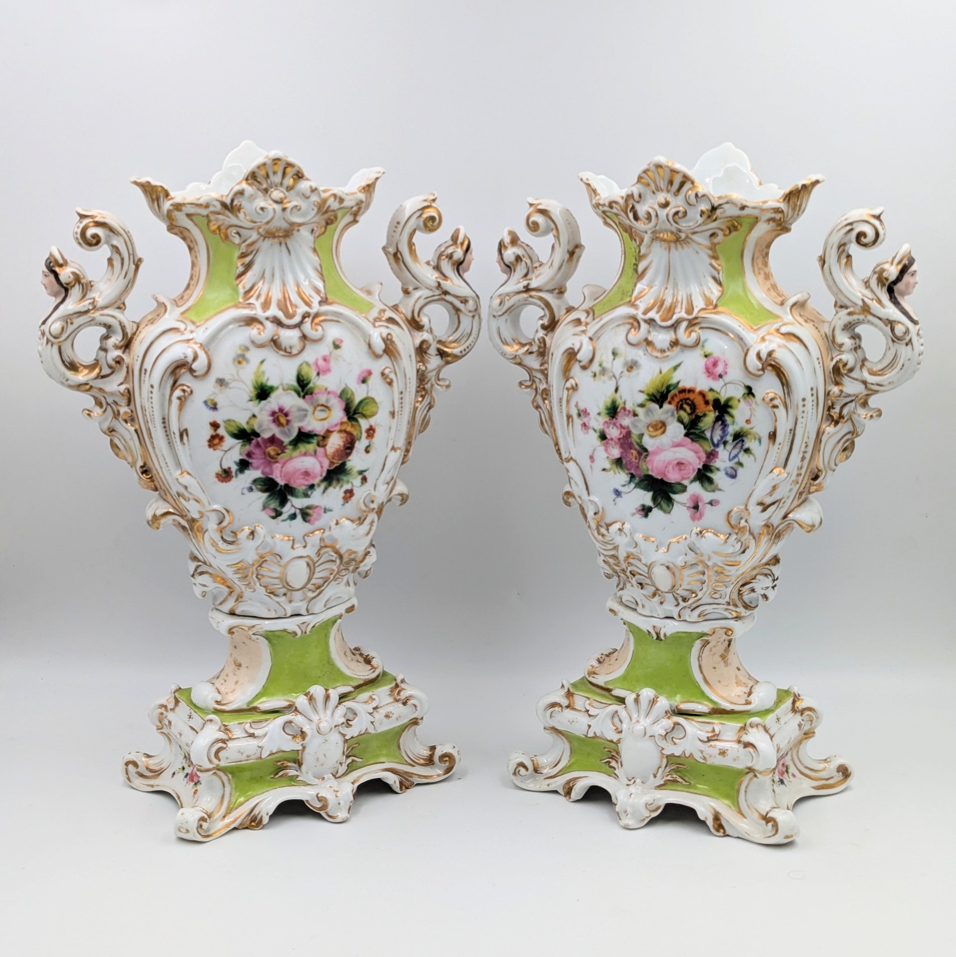 PAIRE DE VASES ANCIENS EN PORCELAINE DE PARIS A DECOR DE SCENES H 34 CM