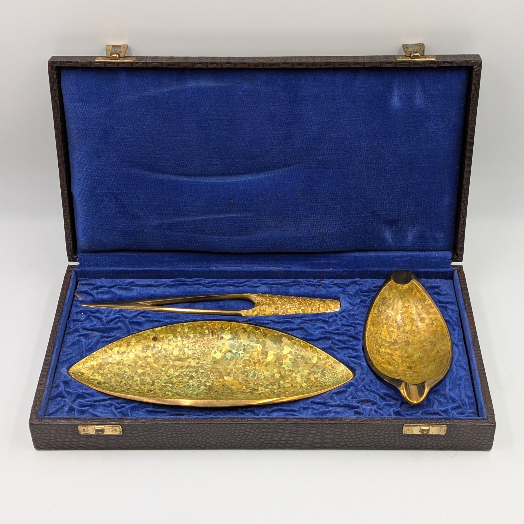 NECESSAIRE DE BUREAU EN BRONZE PAILLETE 