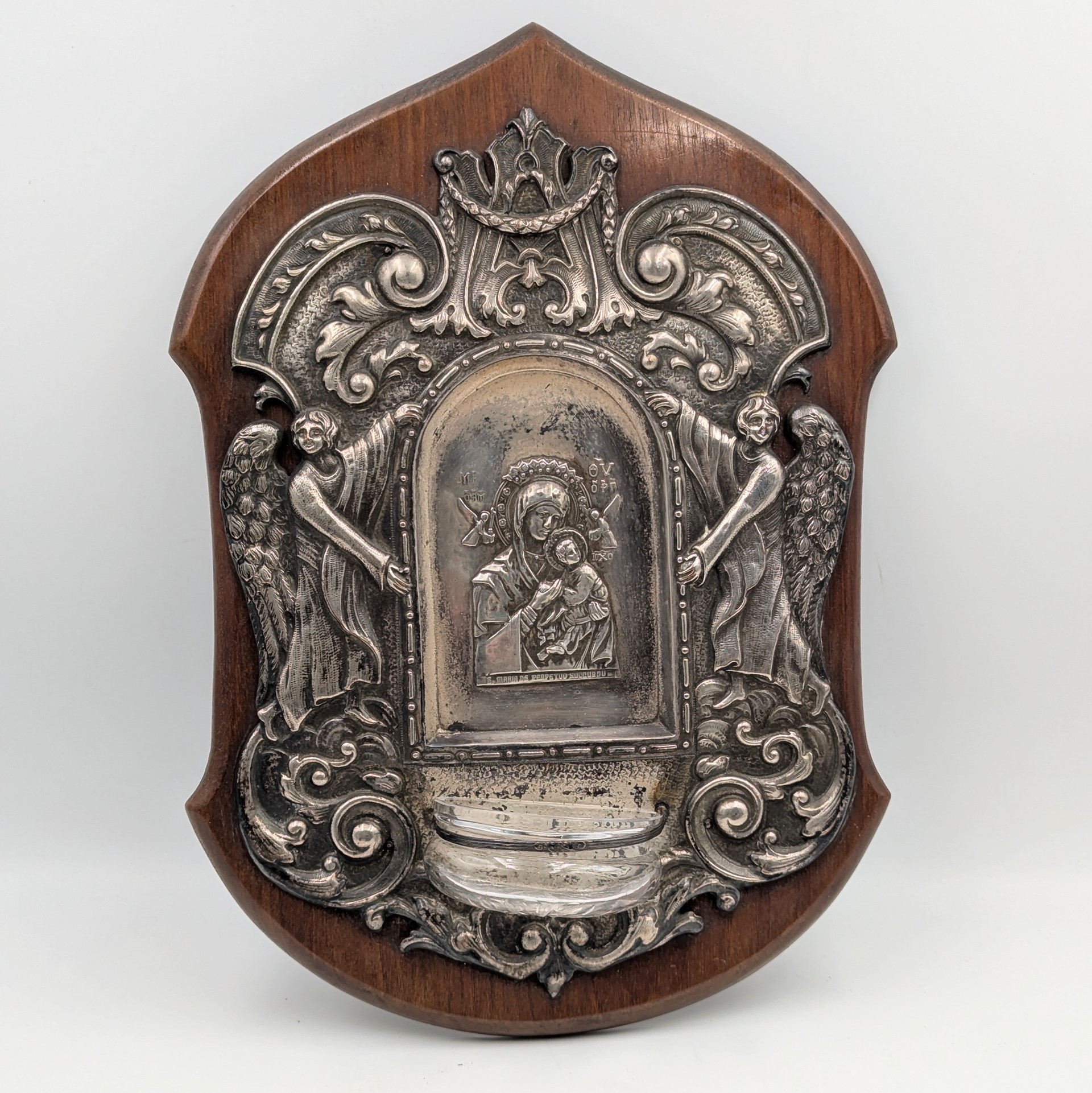 BENITIER ANCIEN EN METAL ARGENTE REPOUSSE ET BOIS 34 x 24 CM