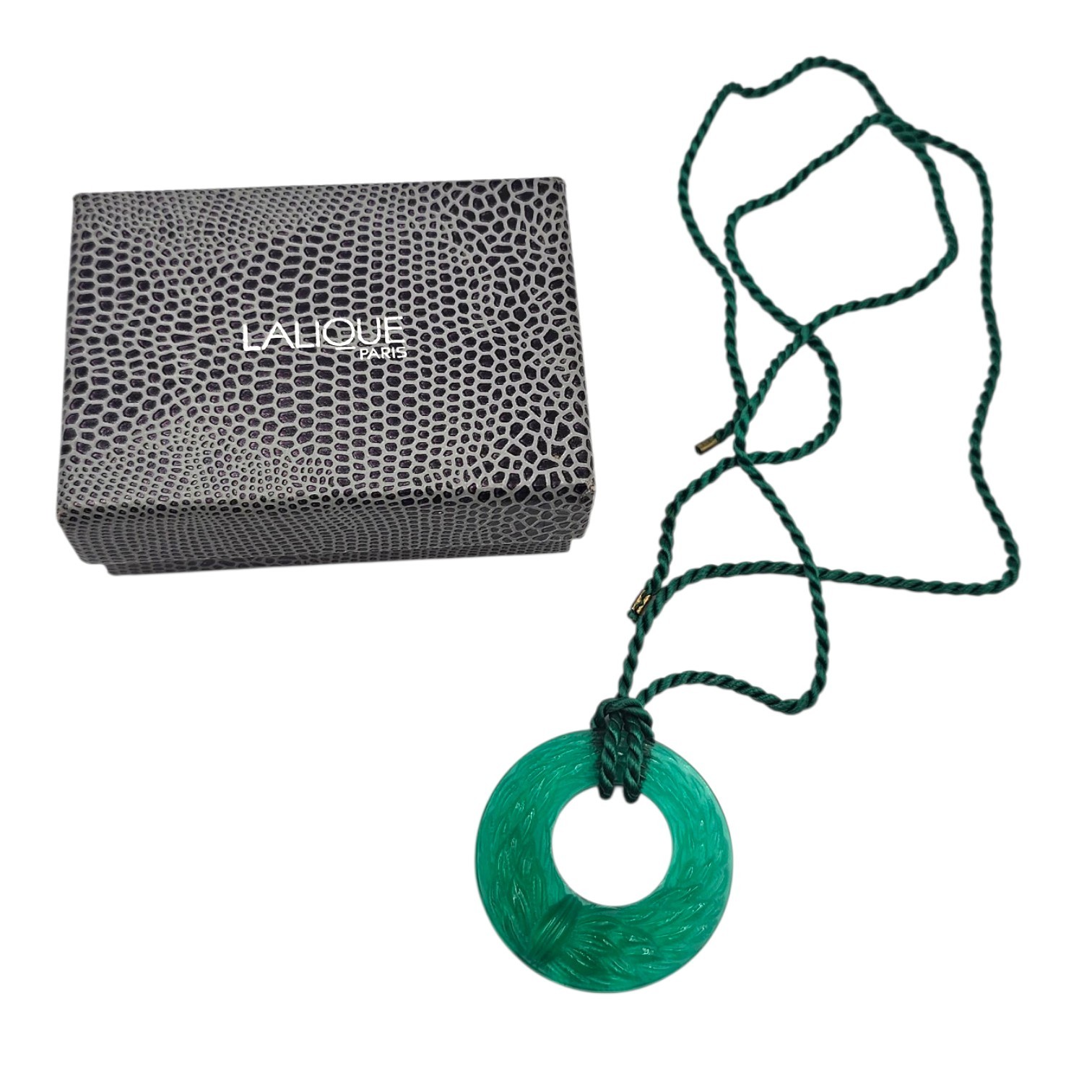 LALIQUE PENDENTIF LAURIER EN CRISTAL VERT SUR CORDON + POCHON + BOITE