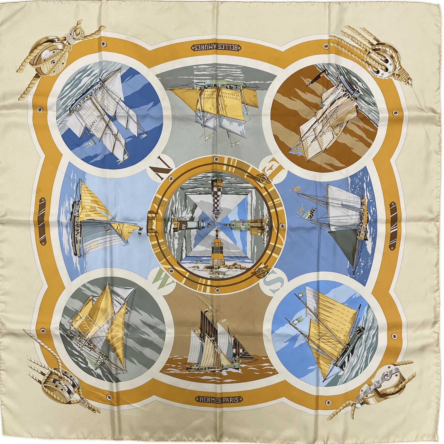 Foulard HERMÈS Carré ‘BELLE ÉTOILE’ - Soie 100% - Bateau Dans Un Port - Beige/jaune - Occasion Vintage