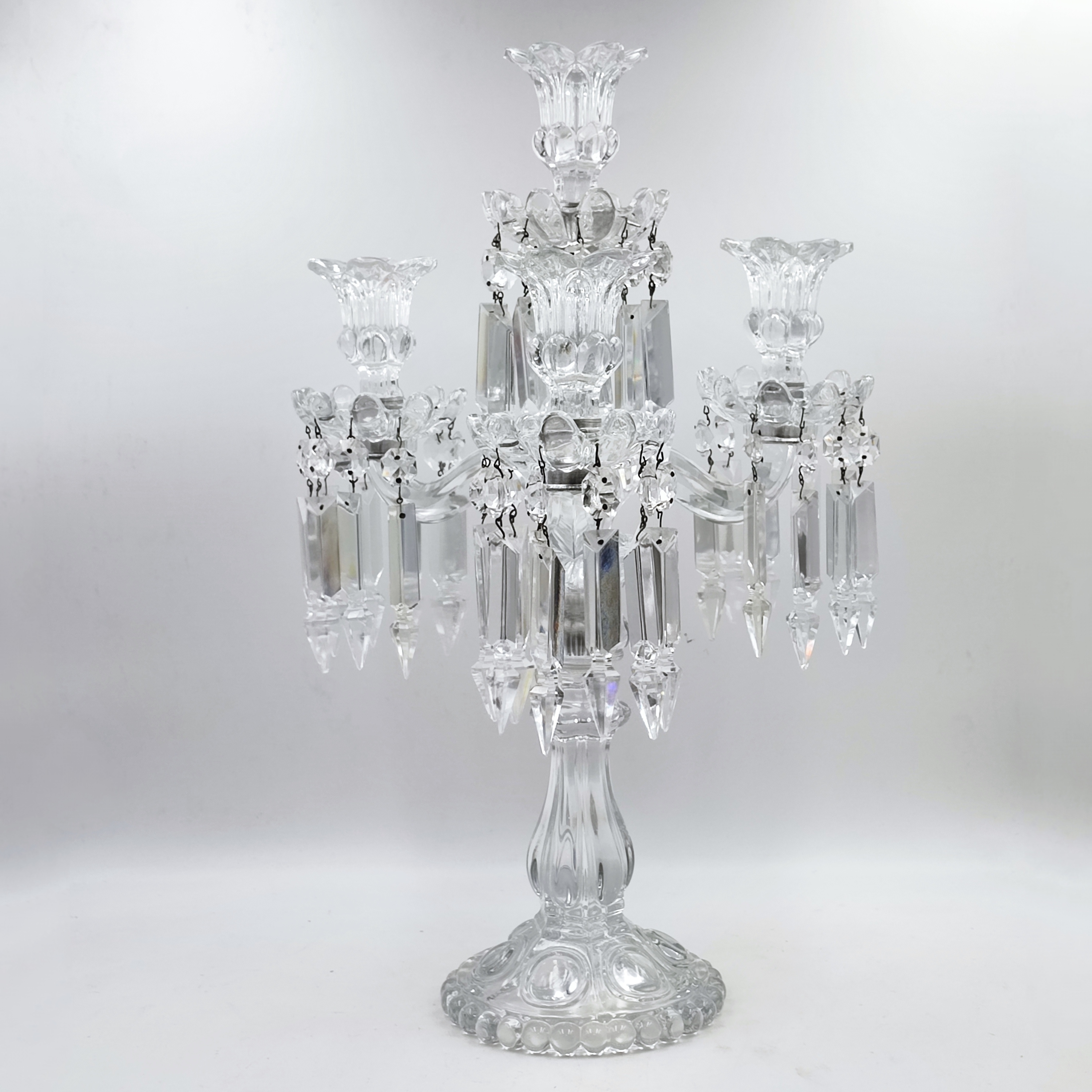 Candélabre Crystal Clear Industries Upcyclé avec cristaux suspendus or