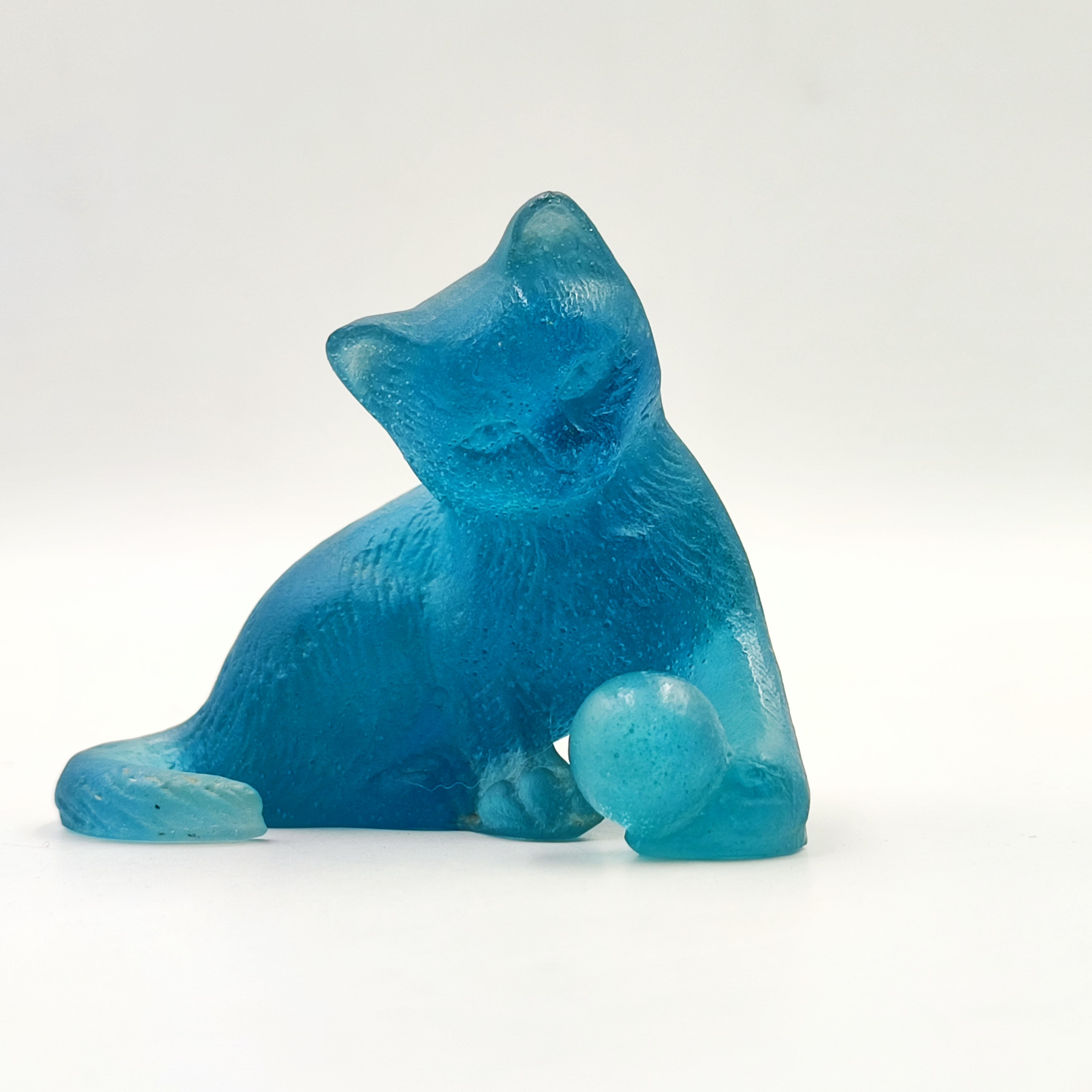 DAUM LE CHAT A LA BALLE EN PATE DE VERRE BLEU