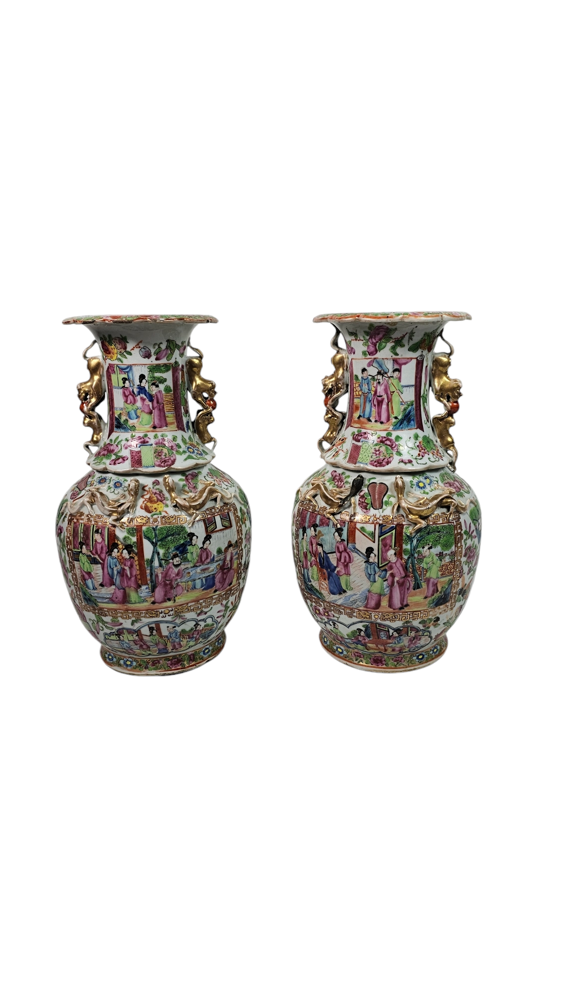 PAIRE DE VASES DE CANTON A DECOR DE PERSONNAGES H 32 CM