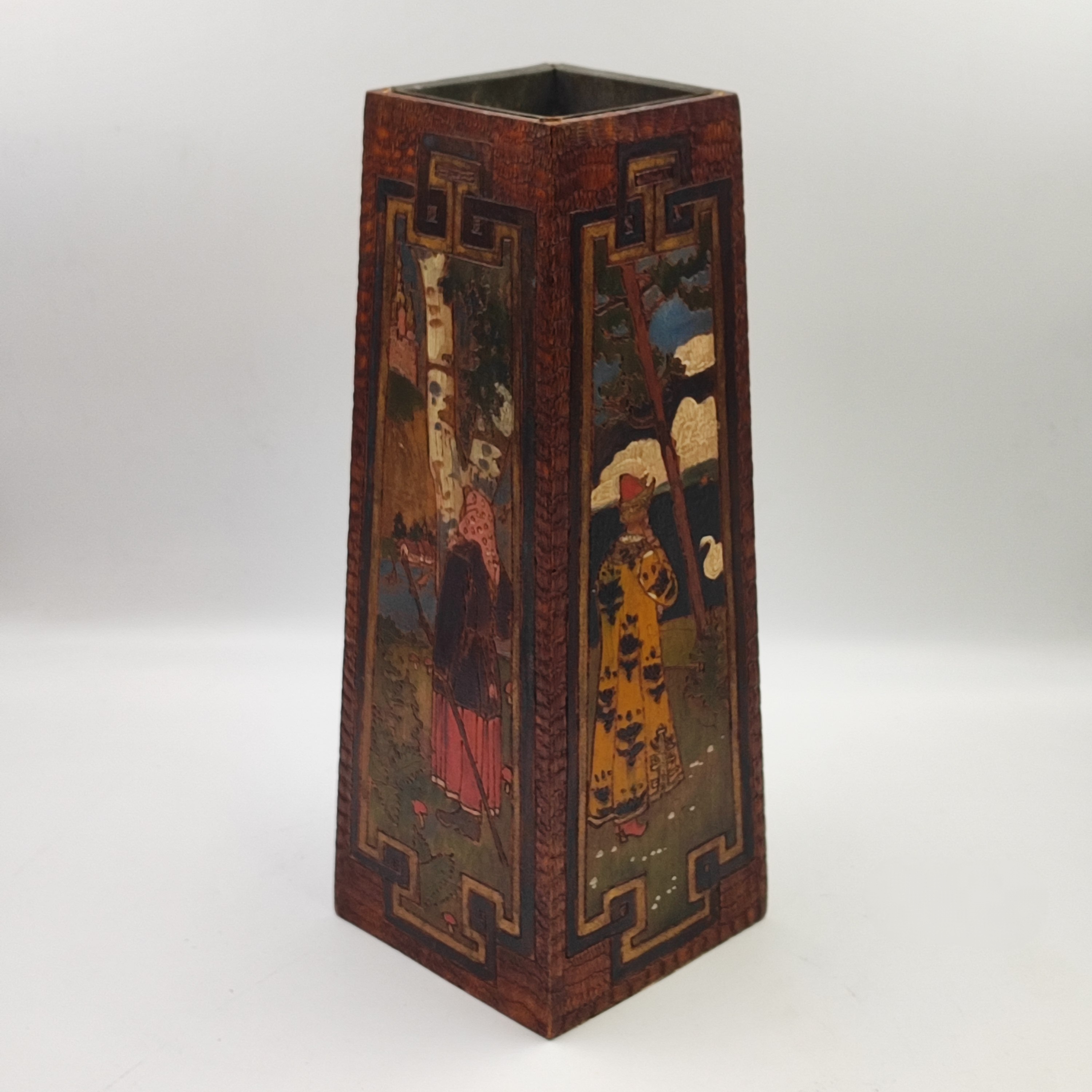 VASE EN BOIS ART NOUVEAU RUSSE A DECOR DE PERSONNAGES 