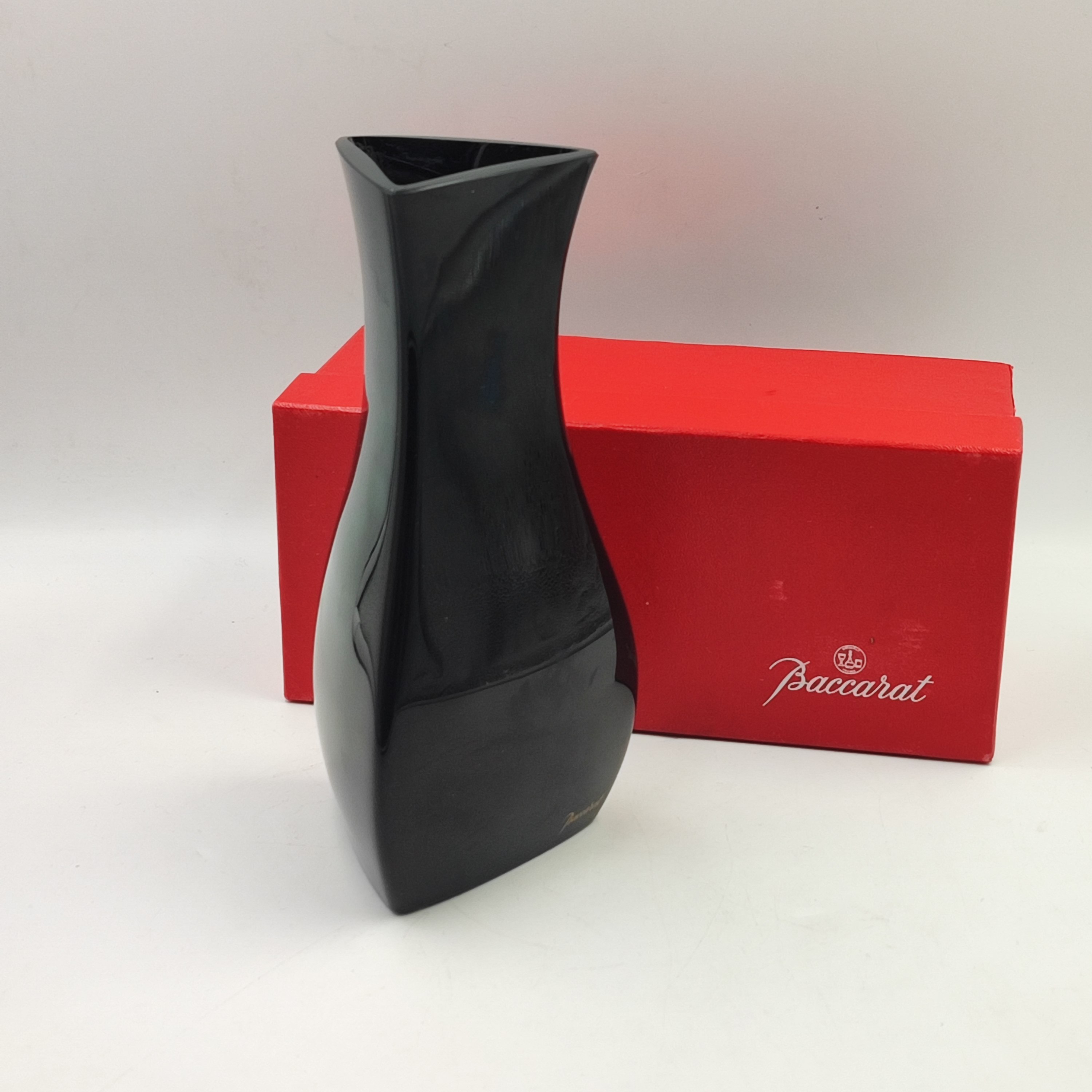 BACCARAT VASE TRIANGULAIRE NOIR + BOITE 