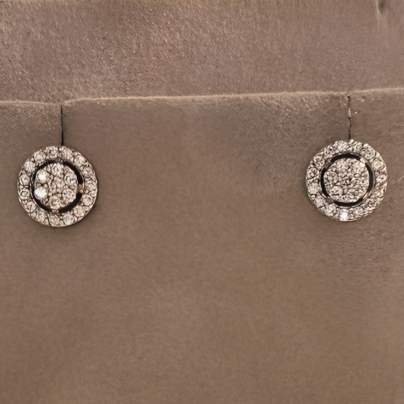 BOUCLES D OREILLES PUCES EN OR SERTIES DE 22 x 2 DIAMANTS (0.30 C) PB 1.43 GR