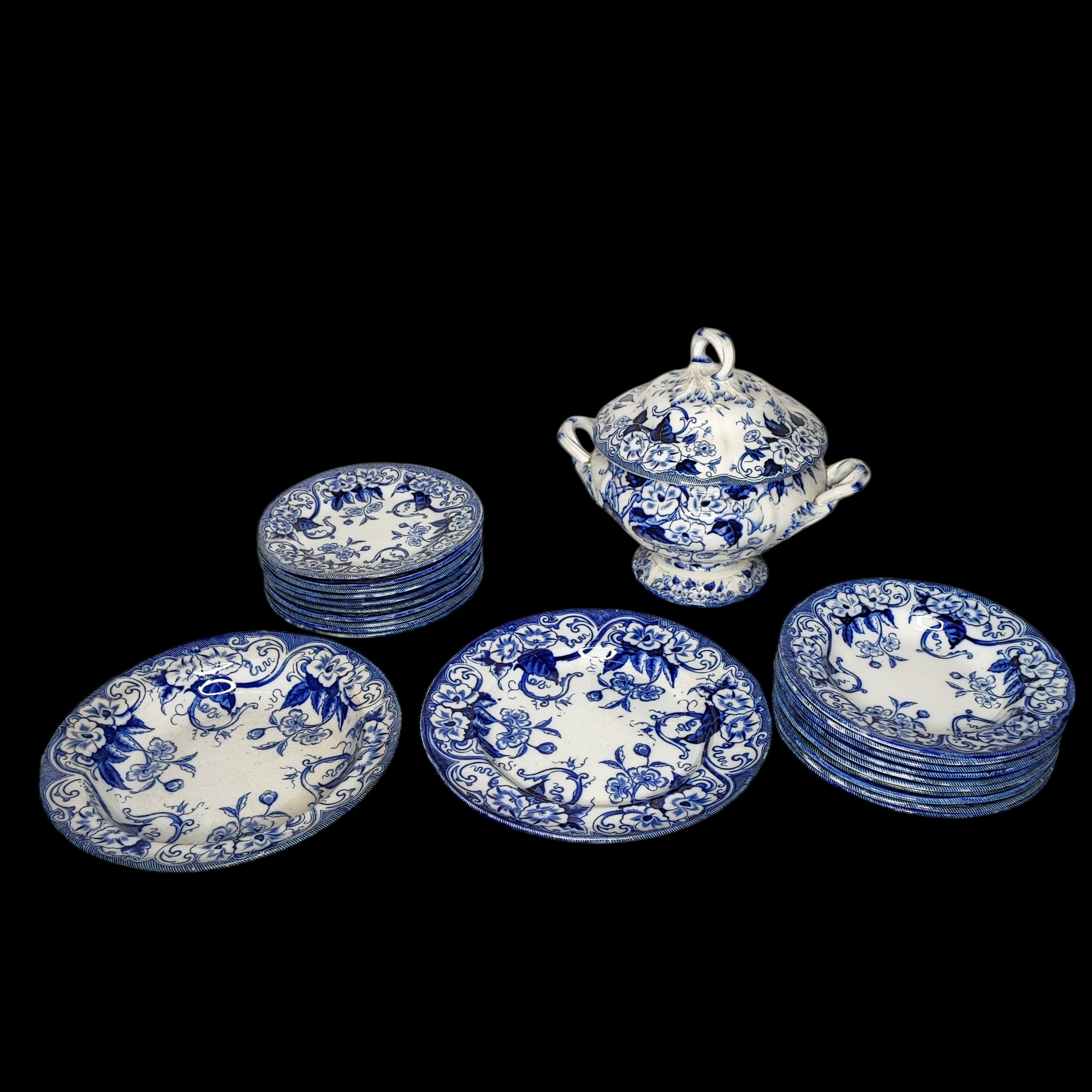 CREIL ET MONTEREAU PETIT SERVICE DE TABLE EN FAIENCE BLEUE ET BLANCHE