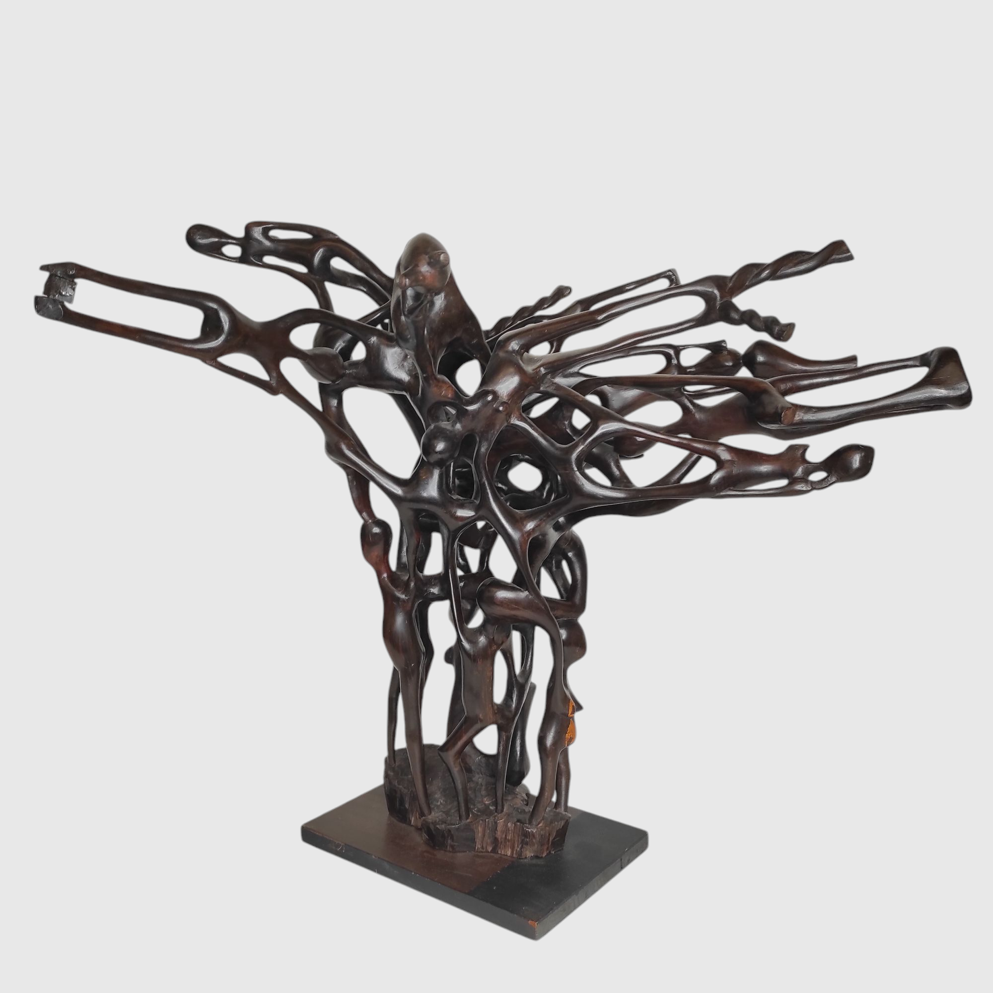 6 34 SCULPTURE EN EBENE PERSONNAGES SUSPENDUS HT 66 CM LG 71 CM