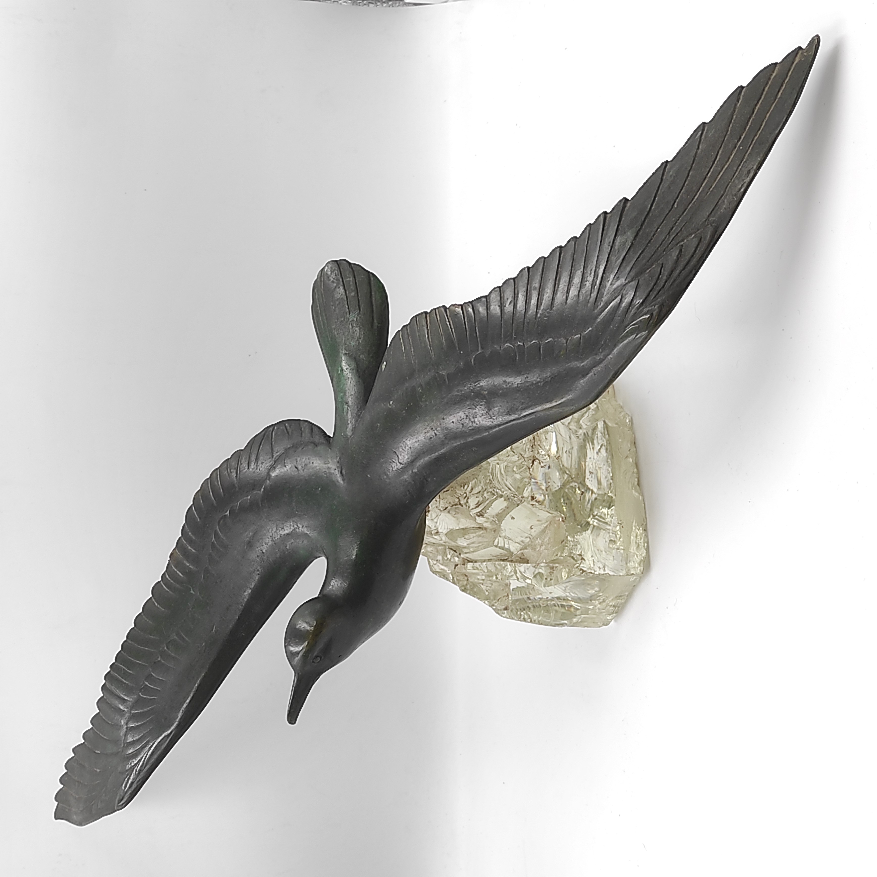 6 35 MOUETTE EN BRONZE SUR SOCLE EN VERRE DE LAURENT ANNEES 30 LARG 65 CM