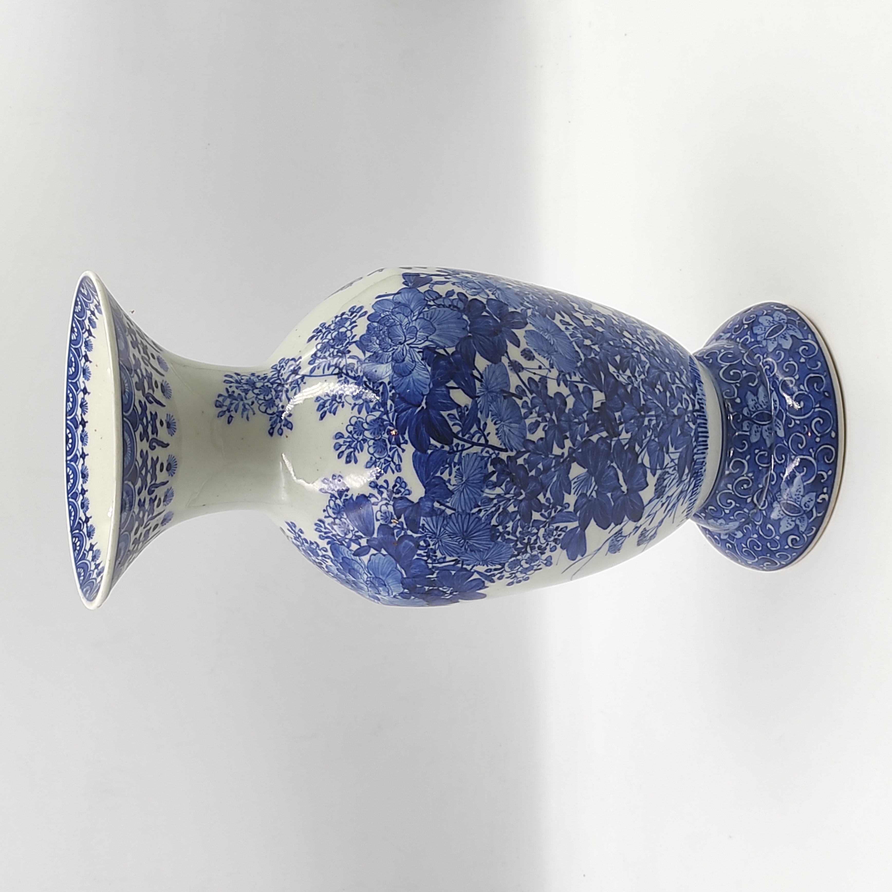 VASE EN PORCELAINE D ARITA BLEU ET BLANC 